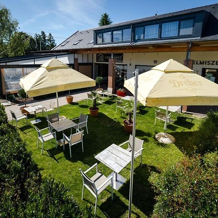 Pipacs Panir & Grill Garden Vendeghaz Hotel Gyorujbarat Ngoại thất bức ảnh