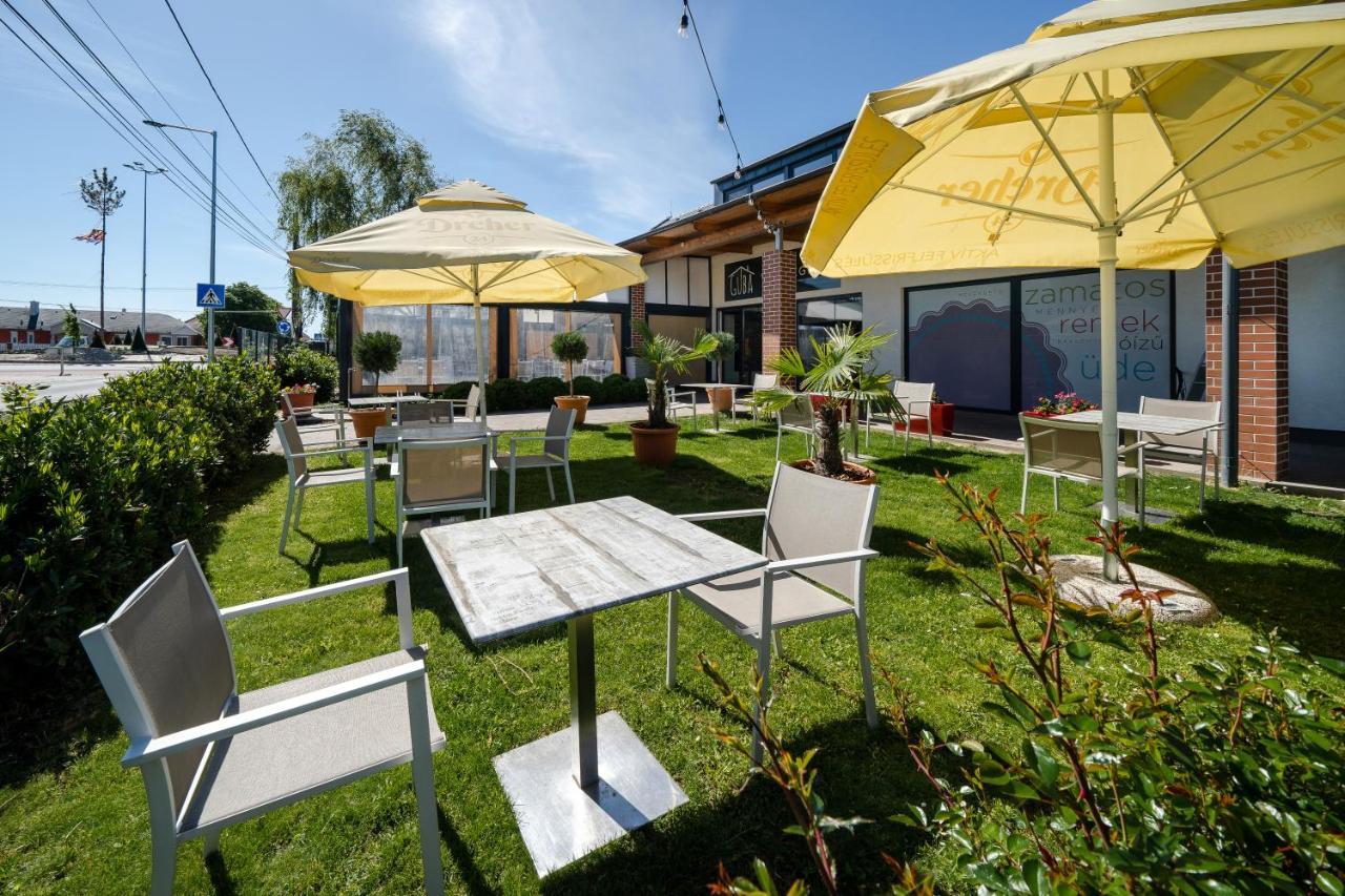 Pipacs Panir & Grill Garden Vendeghaz Hotel Gyorujbarat Ngoại thất bức ảnh