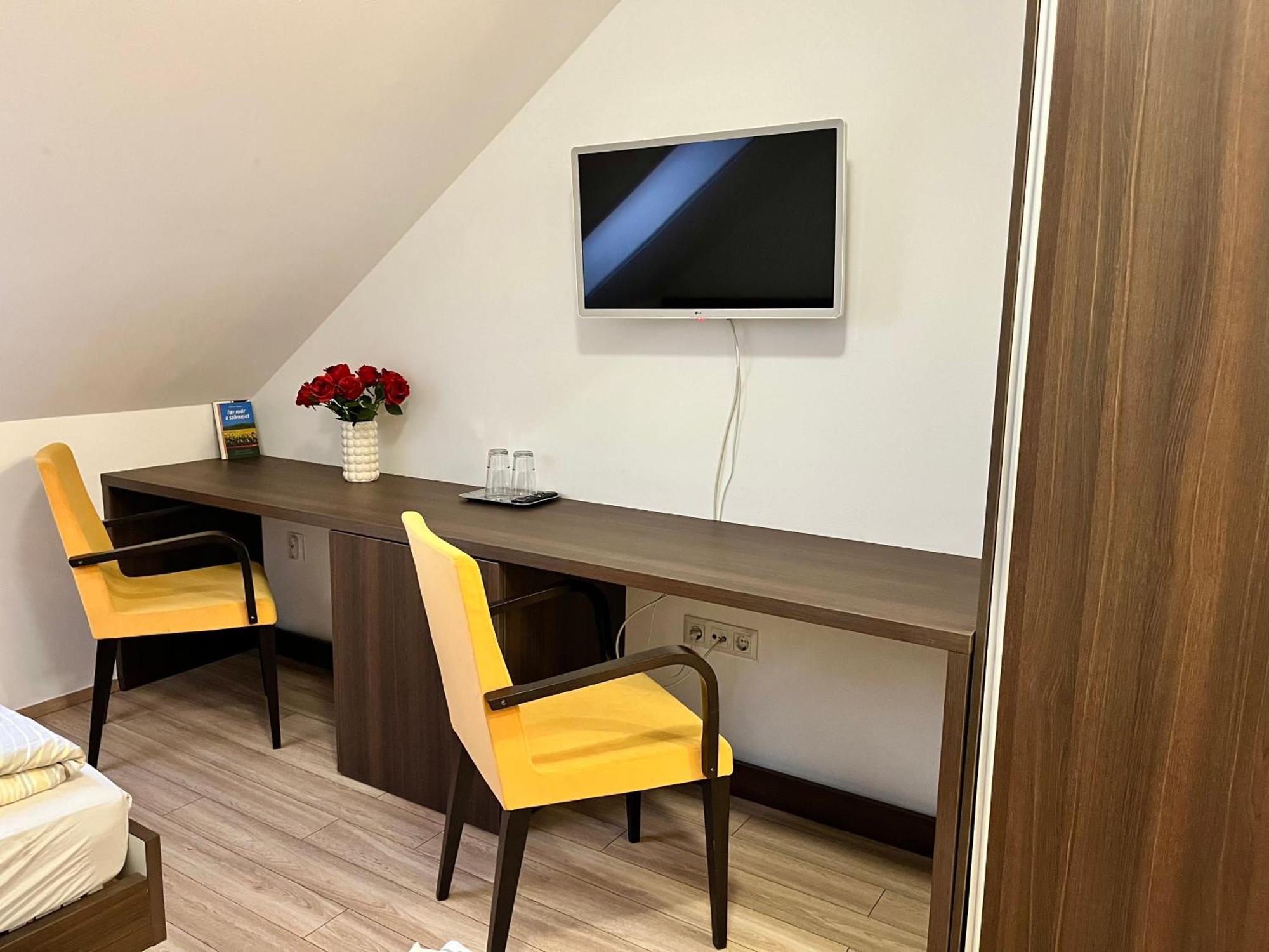 Pipacs Panir & Grill Garden Vendeghaz Hotel Gyorujbarat Ngoại thất bức ảnh