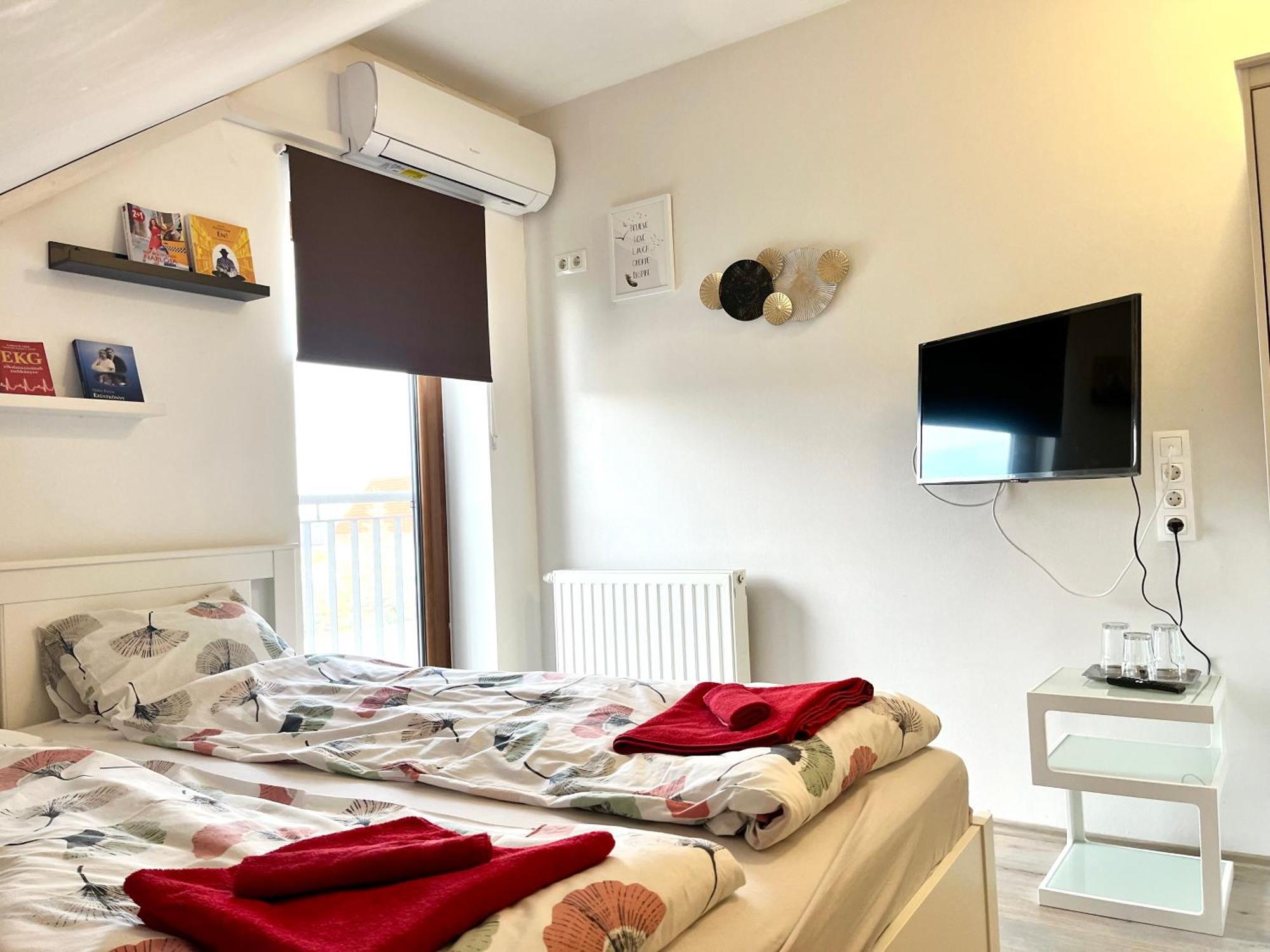 Pipacs Panir & Grill Garden Vendeghaz Hotel Gyorujbarat Ngoại thất bức ảnh